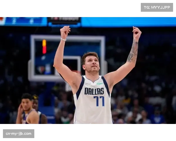 实时观察：独行侠半场利用东契奇强侧吸引，完成8次底角大范围转移助攻